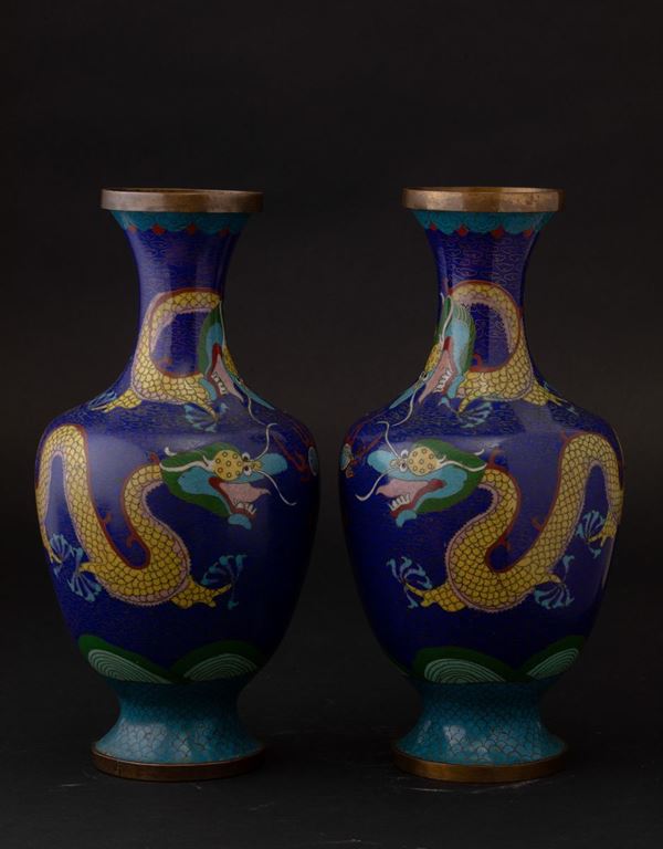 Coppia di vasi in smalto con figure di draghi su fondo blu, Cina, Dinastia Qing, XIX secolo
