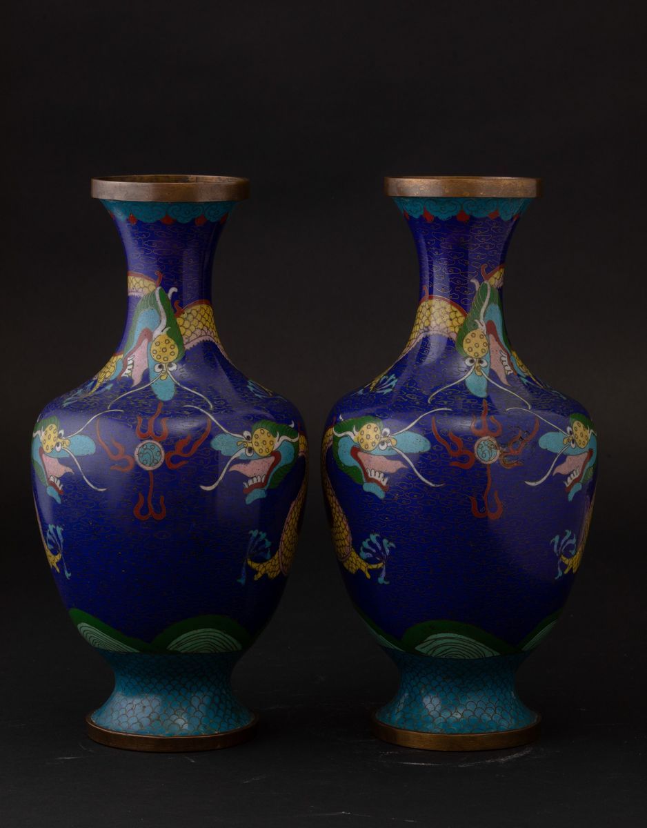 Coppia di Vasi in Smalto con Figure di Draghi su Fondo Blu, Cina, Dinastia Qing, XIX Secolo