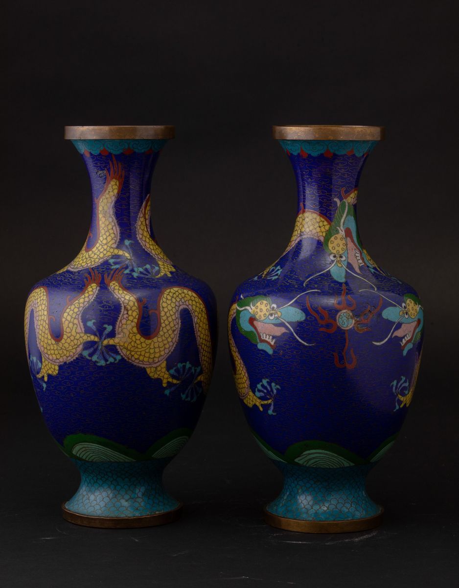 Coppia di Vasi in Smalto con Figure di Draghi su Fondo Blu, Cina, Dinastia Qing, XIX Secolo