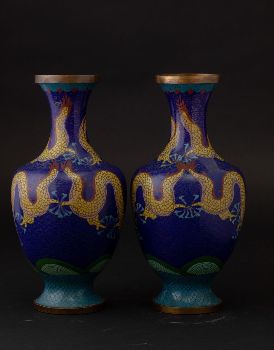 Coppia di Vasi in Smalto con Figure di Draghi su Fondo Blu, Cina, Dinastia Qing, XIX Secolo