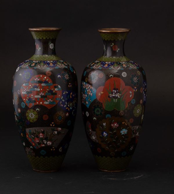 Coppia di vasi in smalto con decori naturalistici entro riserve, Giappone, periodo Meiji (1868-1912)