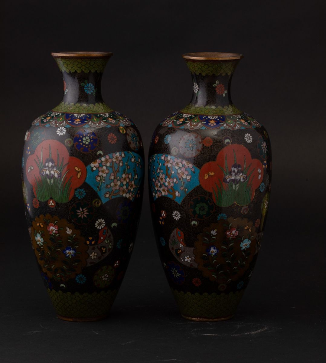Coppia di Vasi in Smalto con Decori Naturalistici Entro Riserve, Giappone, Periodo Meiji (1868-19...