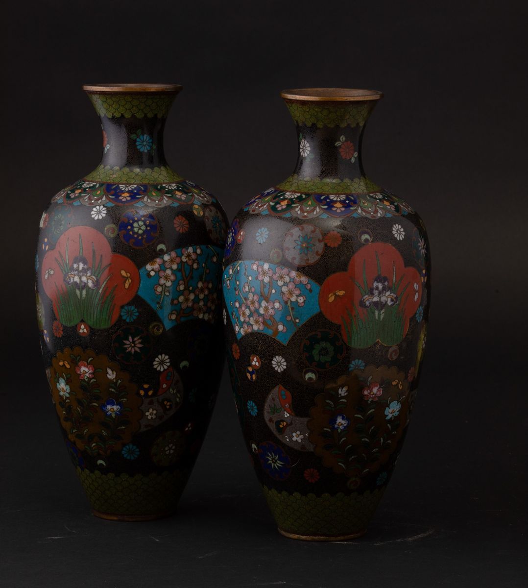 Coppia di Vasi in Smalto con Decori Naturalistici Entro Riserve, Giappone, Periodo Meiji (1868-19...