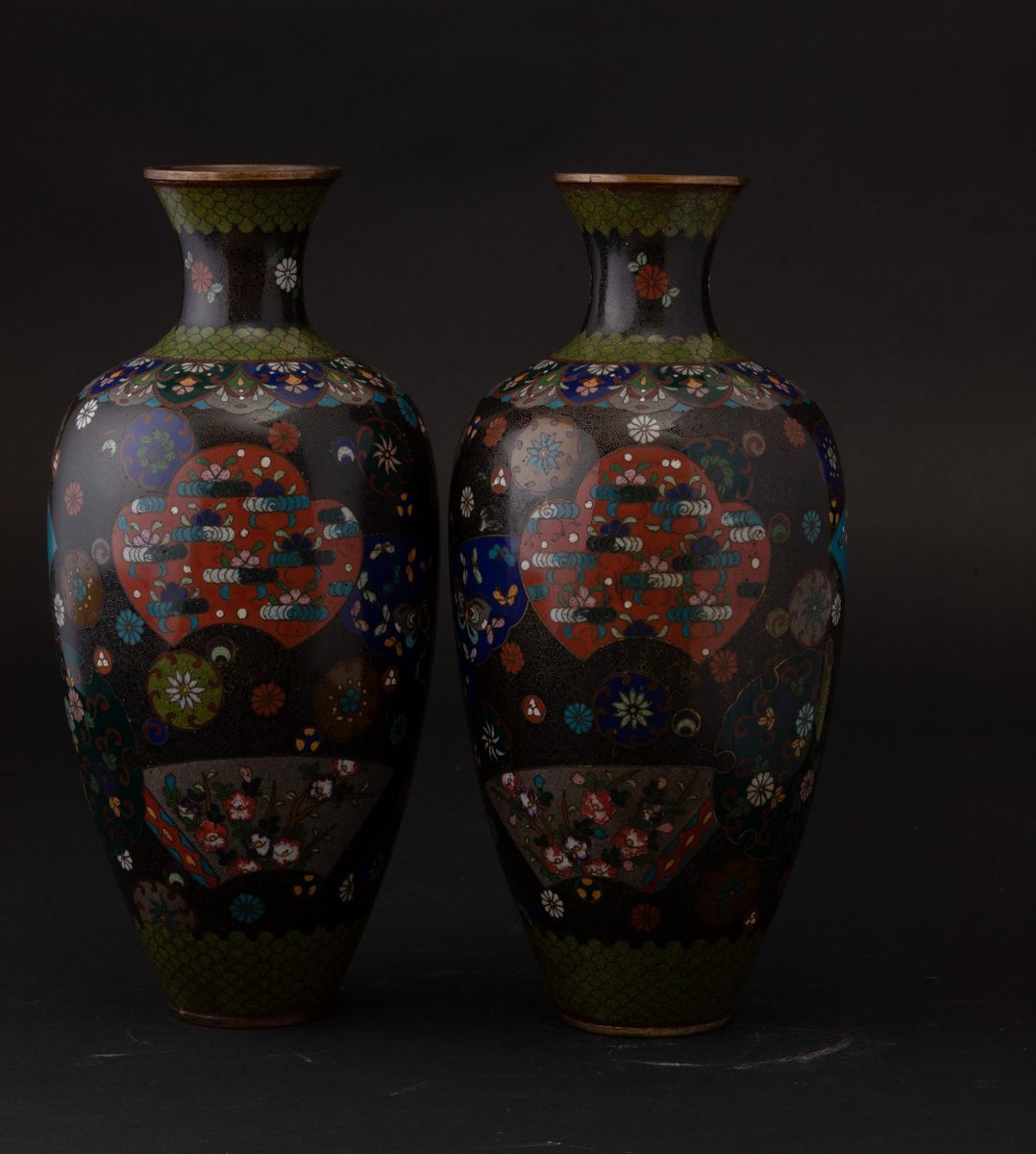 Coppia di Vasi in Smalto con Decori Naturalistici Entro Riserve, Giappone, Periodo Meiji (1868-19...