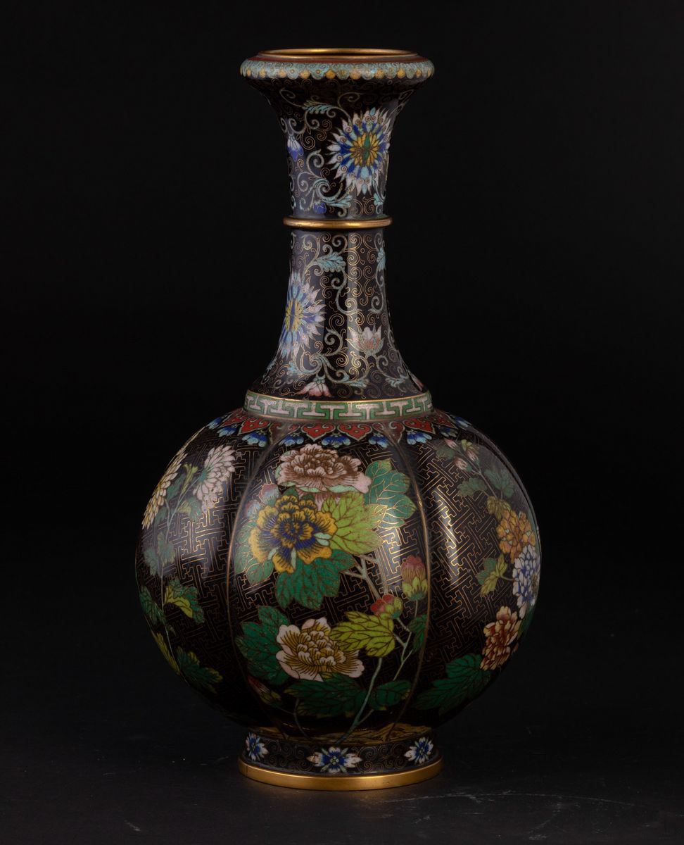 Vaso a Bottiglia in Smalto con Corpo Baccellato e Decori Floreali su Fondo Nero, Cina, Dinastia Q...