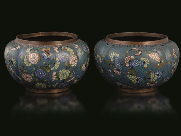 Coppia di giardiniere a smalti cloisonnè con decori floreali, Cina, Dinastia Qing, periodo Jiaqing (1796-1820)