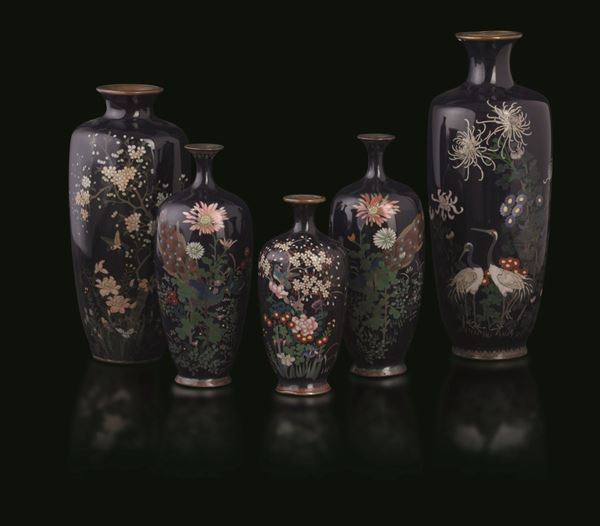 Lotto composto da cinque vasi in smalto con decori floreali, Giappone, periodo Meiji (1868-1912)