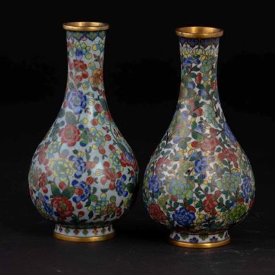 Due Piccoli Vasi a Bottiglia in Smalti Cloisonnè con Decori Floreali, Cina, Dinastia Qing, XIX Se...