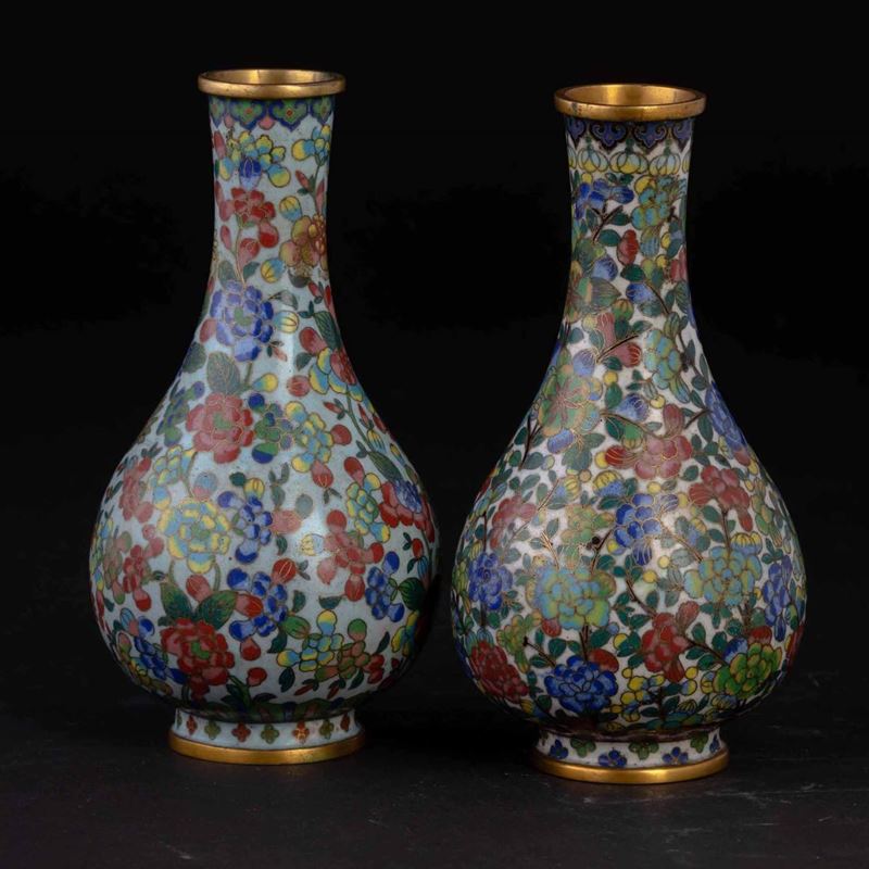 Due piccoli vasi a bottiglia in smalti cloisonnè con decori floreali, Cina, Dinastia Qing, XIX secolo  - Asta Chinese Works of Art - II - Cambi Casa d'Aste