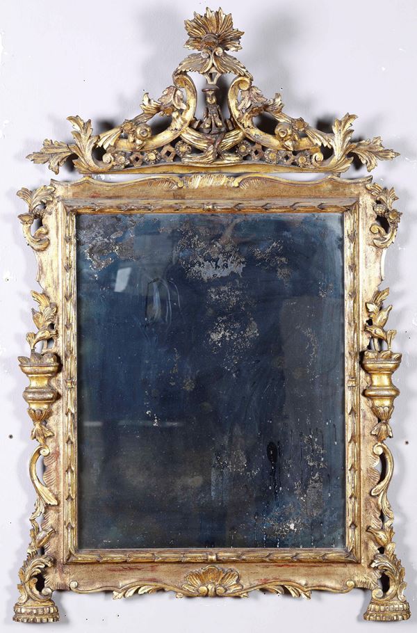 Specchiera in legno intagliato e dorato. XIX-XX secolo