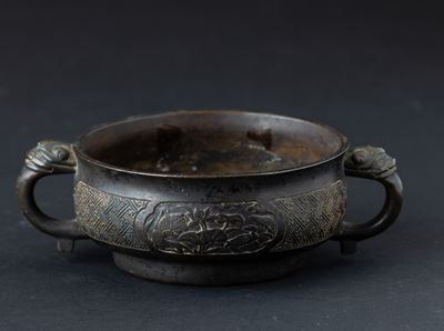 Incensiere in Bronzo a Doppia Ansa con Decori D’ispirazione Arcaica Incisi e a Rilievo, Cina, Din...