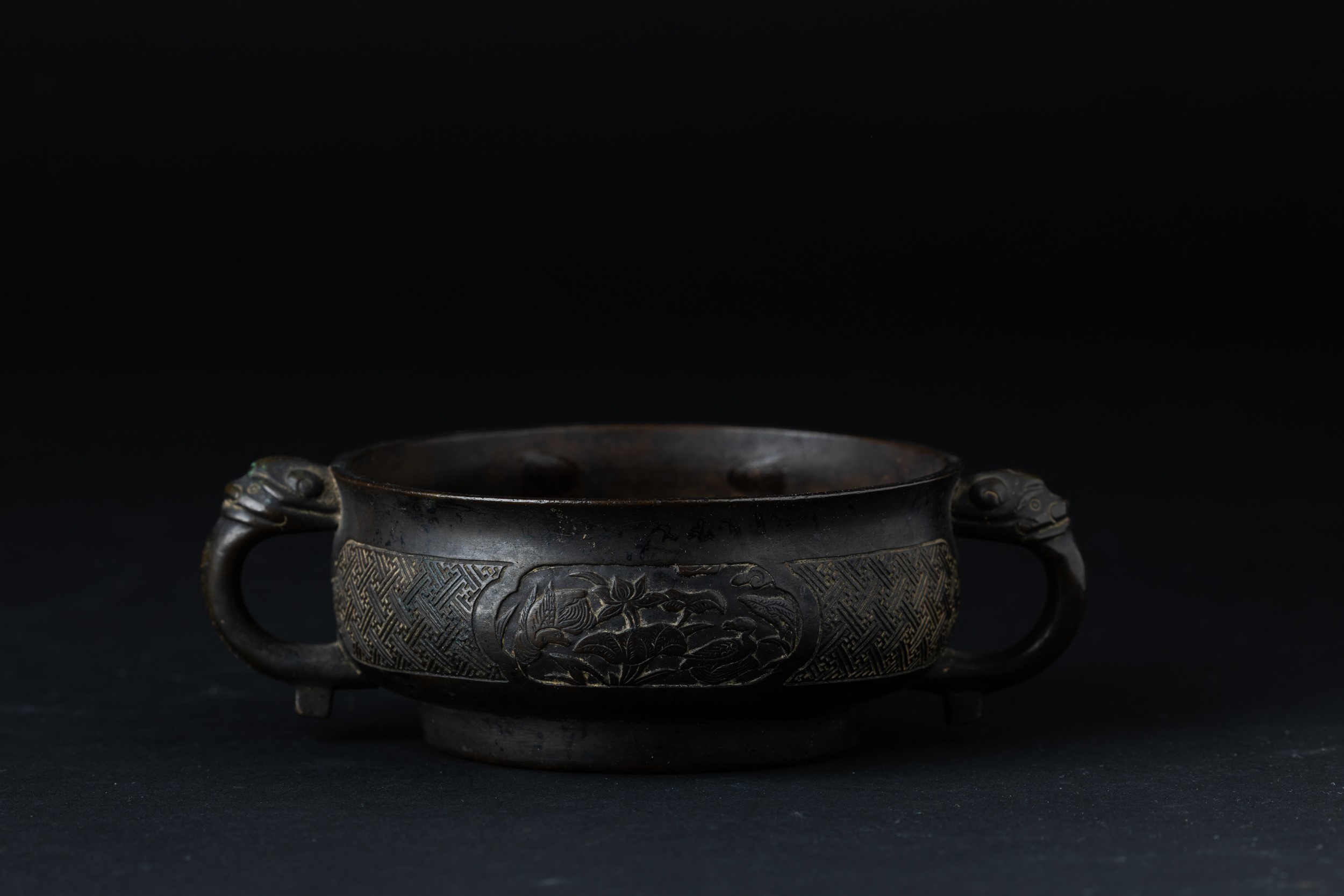 Incensiere in Bronzo a Doppia Ansa con Decori D’ispirazione Arcaica Incisi e a Rilievo, Cina, Din...