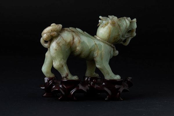Figura di leone scolpita in giada verde, Cina, XX secolo