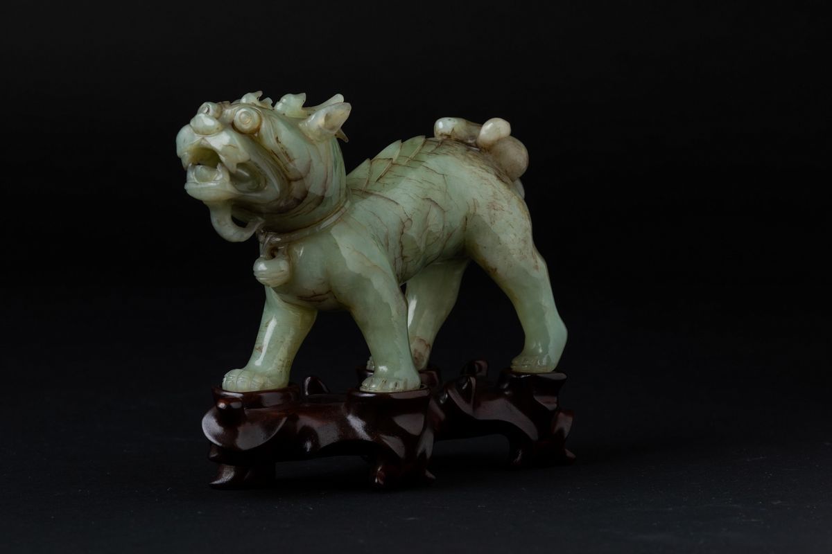 Figura di Leone Scolpita in Giada Verde, Cina, XX Secolo