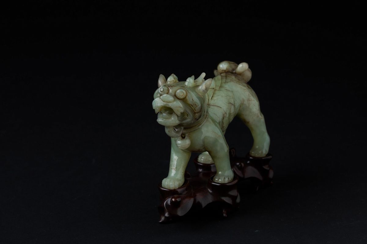 Figura di Leone Scolpita in Giada Verde, Cina, XX Secolo