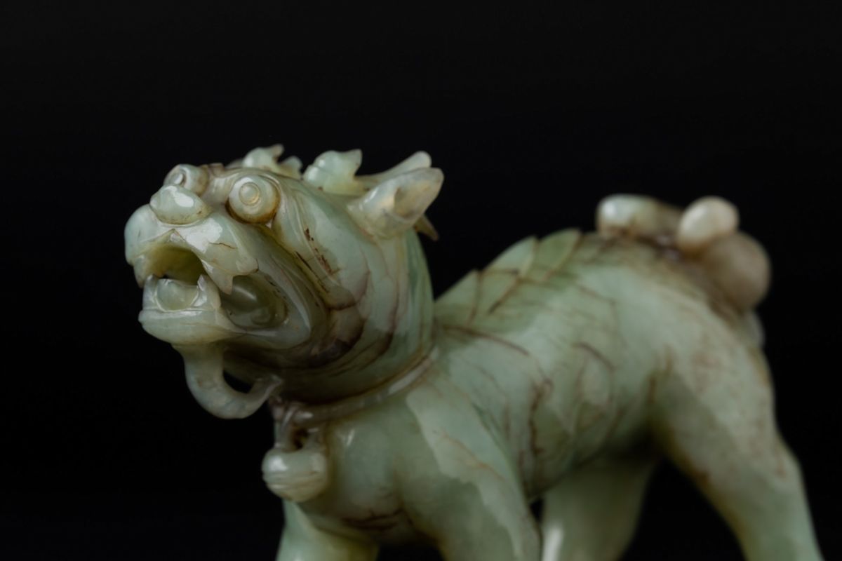 Figura di Leone Scolpita in Giada Verde, Cina, XX Secolo