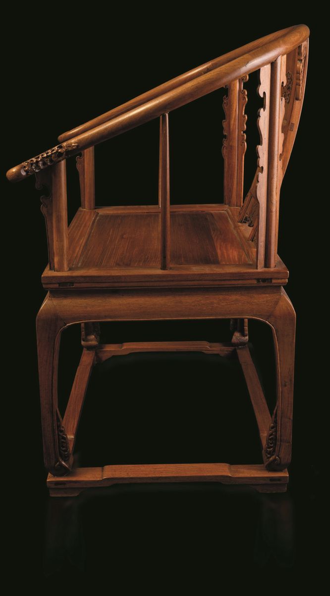Sedia in Legno di Huanghuali con Schienale Decorato con Motivi a Traforo, Cina, Dinastia Qing, XI...
