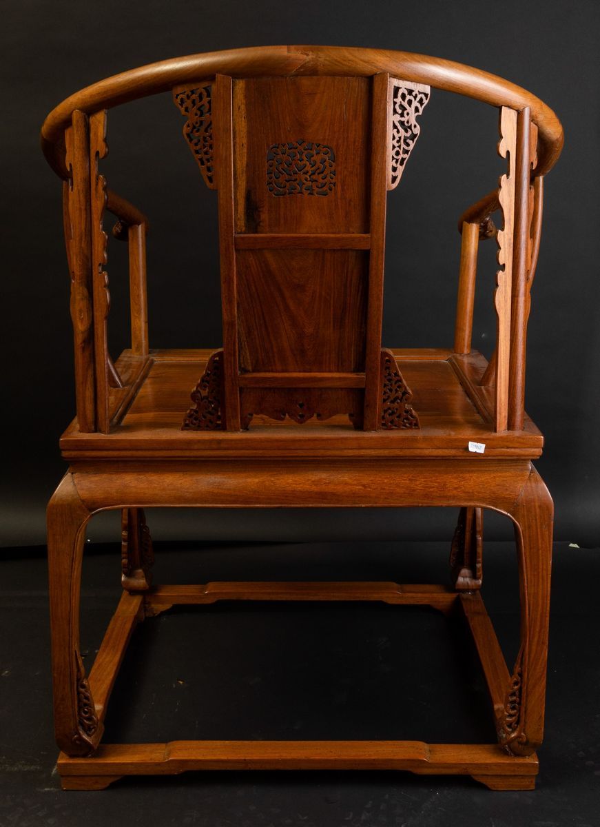 Sedia in Legno di Huanghuali con Schienale Decorato con Motivi a Traforo, Cina, Dinastia Qing, XI...