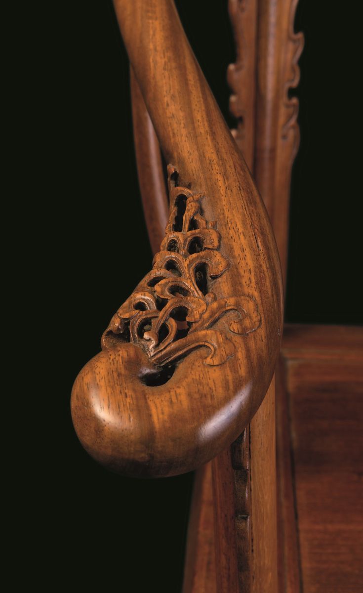 Sedia in Legno di Huanghuali con Schienale Decorato con Motivi a Traforo, Cina, Dinastia Qing, XI...