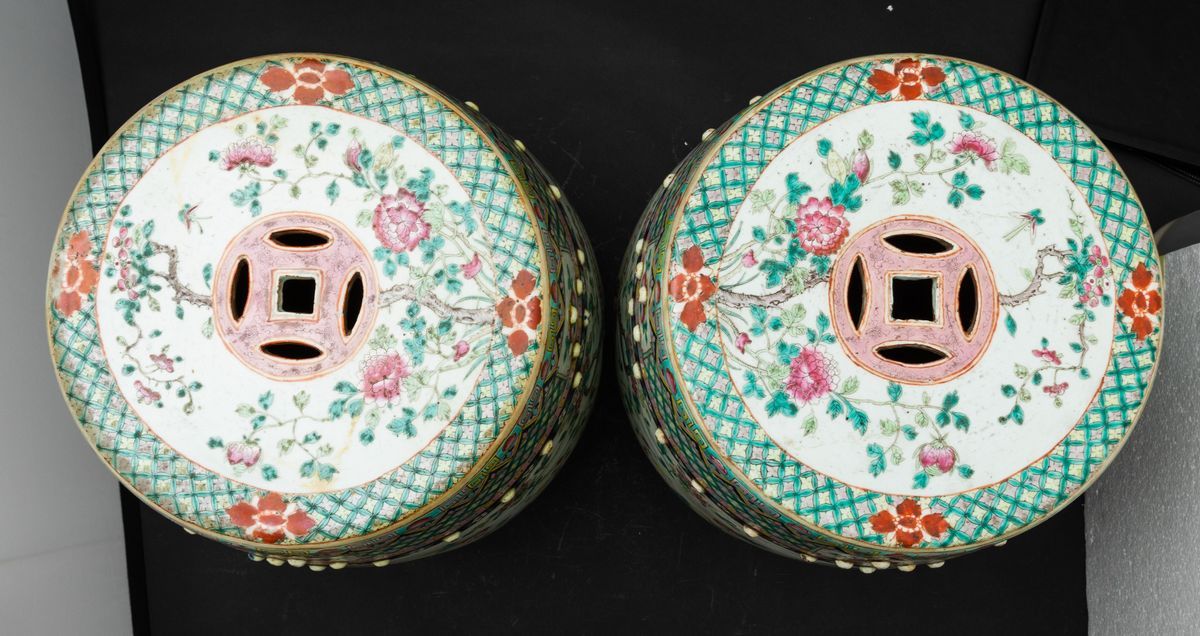 Coppia di Seats Garden in Porcellana Famiglia Rosa con Decori Floreali e Decoro di Uccellini tra ...