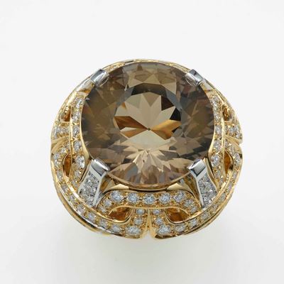Modello Afrodite. Anello con Quarzo Fumè e Diamanti per Ct 2.56