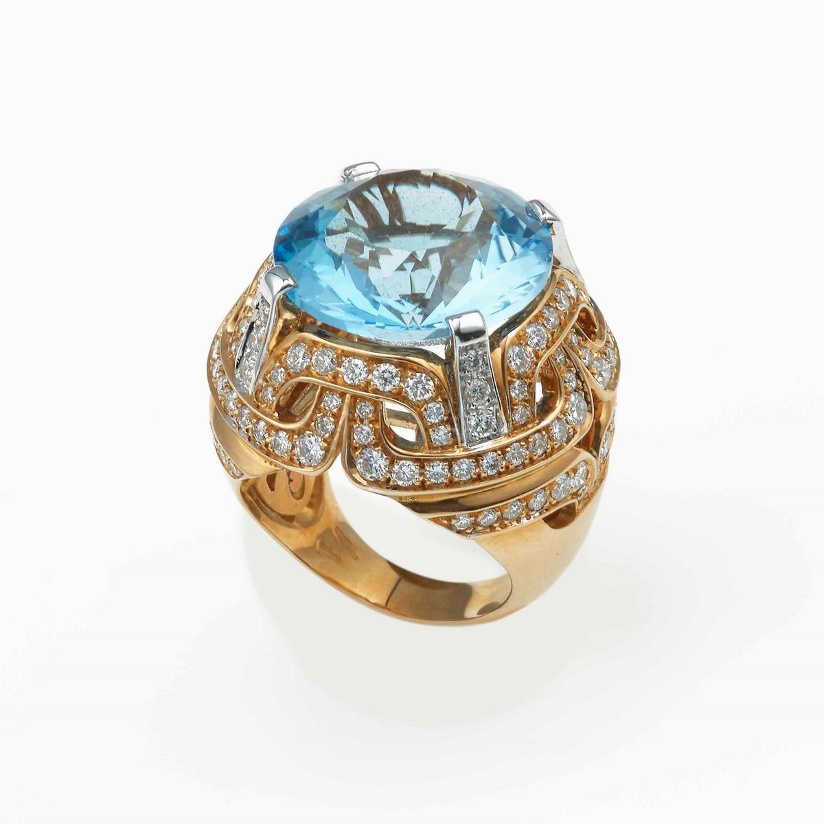 Modello Afrodite. Anello con Topazio Azzurro e Diamanti per Ct 2.56