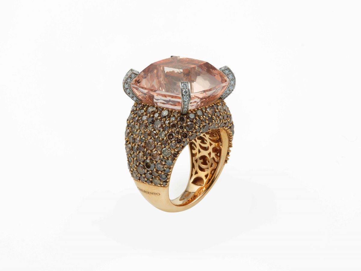 Modello Dolcevita. Anello con Morganite di Ct 5.94 e Diamanti Bianchi per Ct 0.39 e Diamanti Brow...