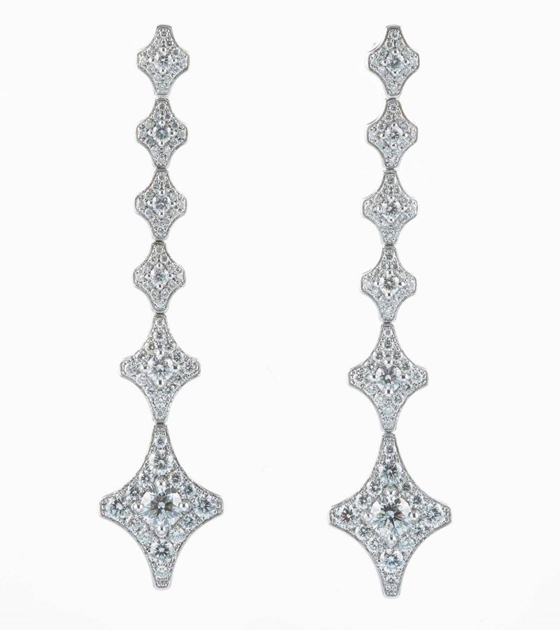 Pair of diamond and gold pendant earrings  - Auction Contemporary Jewels - Cambi Casa d'Aste