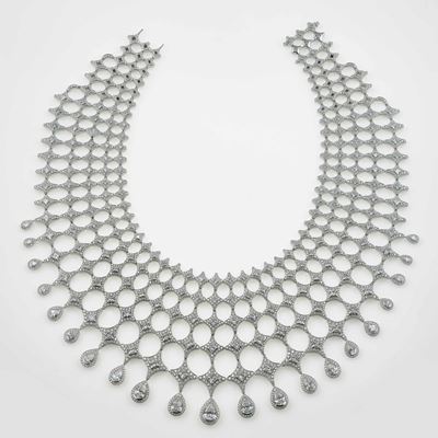 Modello Marilyn. Importante Girocollo con Diamanti Taglio Brillante, Goccia e Princess per Ct 95....