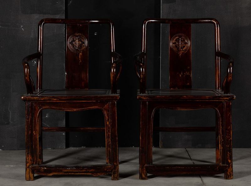 Coppia di sedie in legno laccato con simboli taoisti incisi sugli schienali, Cina, Dinastia Qing, XIX secolo  - Asta Chinese Works of Art - II - Cambi Casa d'Aste