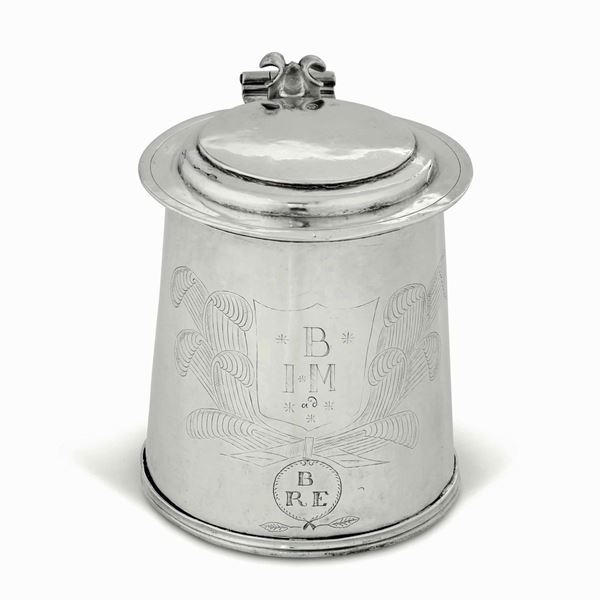 Tankard in argento  fuso, sbalzato e cesellato. Londra 1672, marchio dell'argentiere IG con stella (non  [..]
