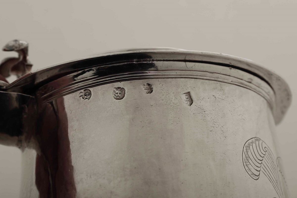 Tankard in Argento Fuso, Sbalzato e Cesellato. Londra 1672, Marchio Dell'argentiere Ig con Stella...