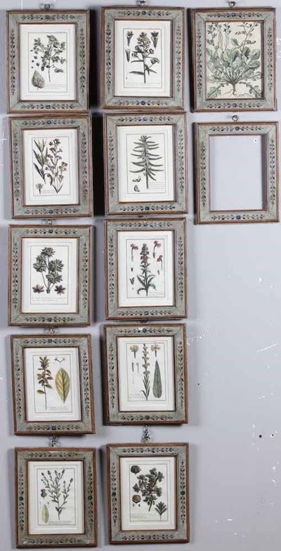 Dodici Cornici in Legno Laccato e Decorato a Motivi Floreali
