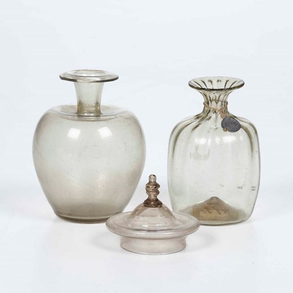 Coppia di ampolline in vetro soffiato e coperchio. XVII e XVIII secolo