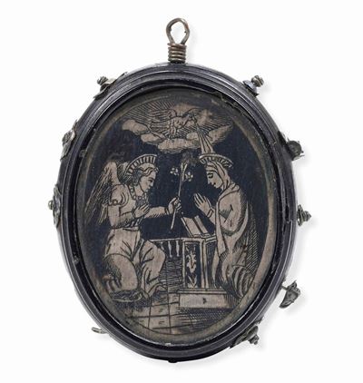 Pendente in Argento con Placchetta a Bulino Raffigurante Natività e Annunciazione. Oreficeria Rin...