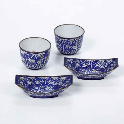 Coppia di Tazze con Piattini in Rame Smaltato con Decori a Canne di Bambù su Fondo Blu, Cina, Din...