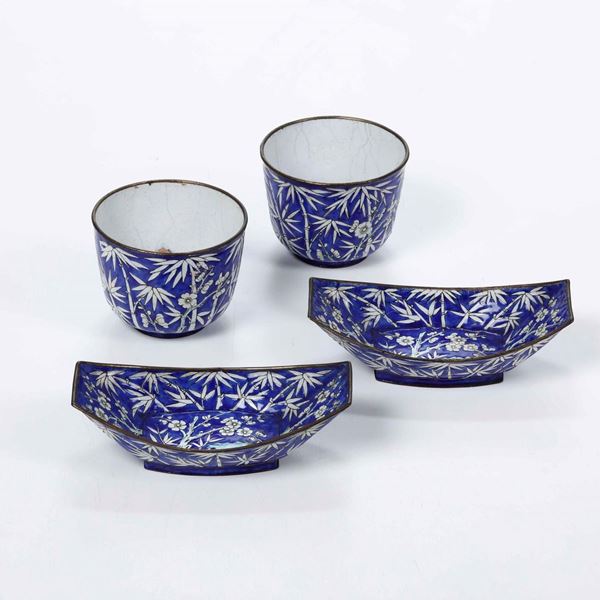 Coppia di tazze con piattini in rame smaltato con decori a canne di bambù su fondo blu, Cina, Dinastia Qing, XIX secolo