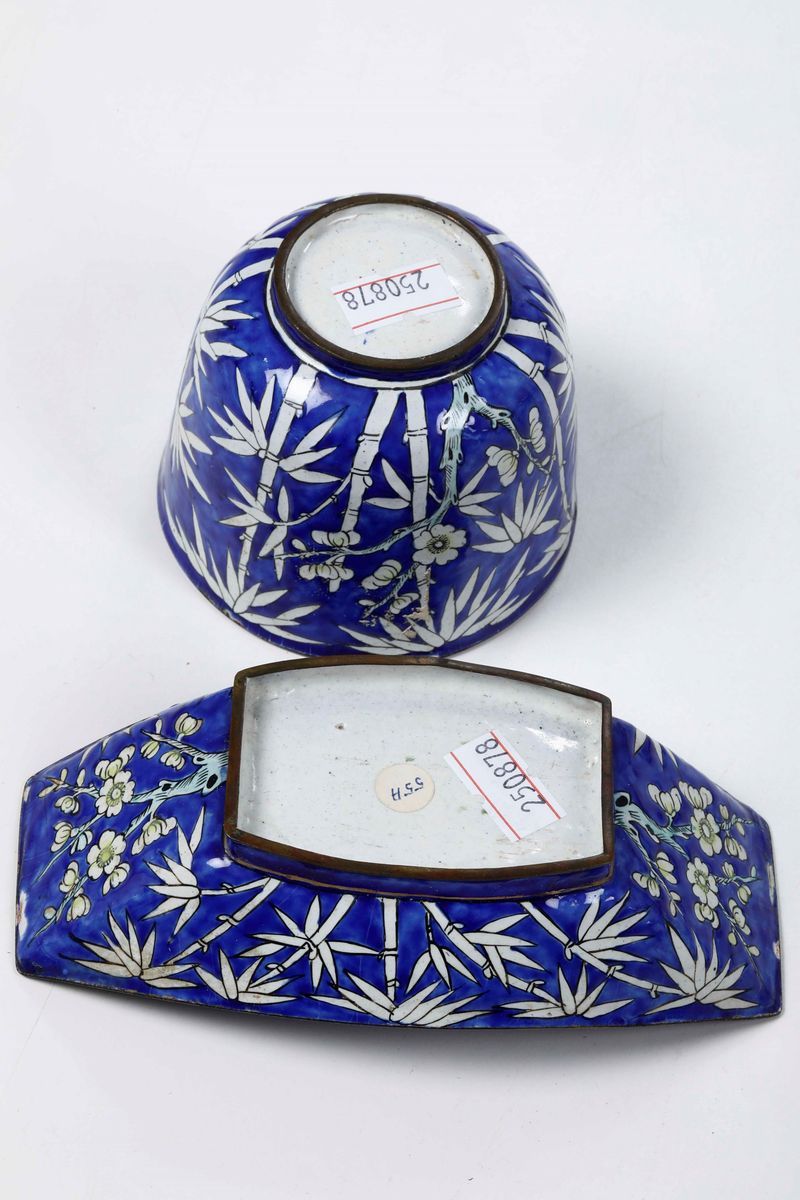 Coppia di Tazze con Piattini in Rame Smaltato con Decori a Canne di Bambù su Fondo Blu, Cina, Din...