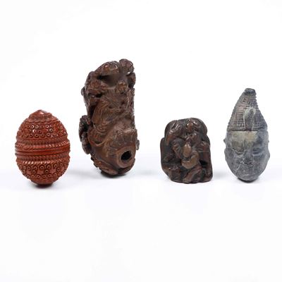 Lotto Composto da una Maschera in Terracotta e Tre Piccoli Gruppi Scolpiti in Legno