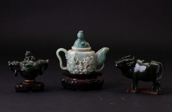 Lotto composto da incensiere, teiera e figura di bufalo scolpite in giadeite e giada, Cina, XX secolo