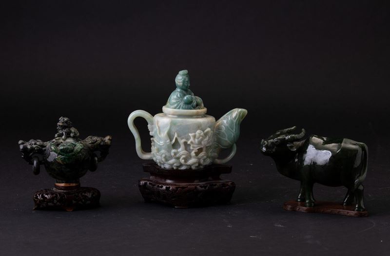 Lotto composto da incensiere, teiera e figura di bufalo scolpite in giadeite e giada, Cina, XX secolo  - Asta Chinese Works of Art - II - Cambi Casa d'Aste