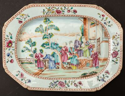 Piatto Ottagonale in Porcellana Famiglia Rosa Raffigurante Scena di Vita Comune e Decori Floreali...