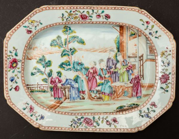 Piatto ottagonale in porcellana Famiglia Rosa raffigurante scena di vita comune e decori floreali, Cina, Dinastia Qing, epoca Qianlong (1736-1796)