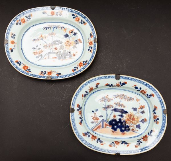 Coppia di piatti ovali in porcellana Imari con decori floreali e paesaggi, Cina, Dinastia Qing, epoca Qianlong (1736-1796)