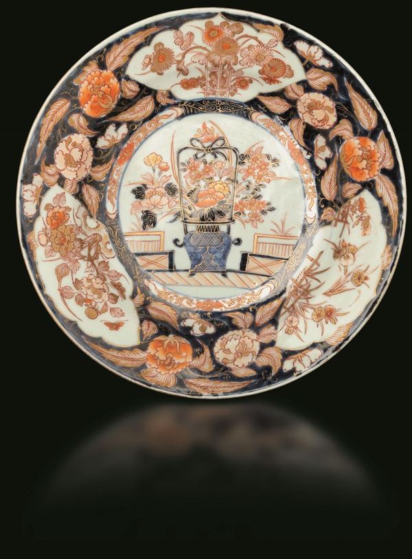 Piatto in porcellana Arita con soggetto naturalistico centrale e decori floreali entro riserve, Giappone, periodo Meiji (1868-1912)