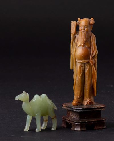 Lotto Composto da una Figura di Saggio in Saponaria e una Figura di Cammello in Giada, Cina, XX S...