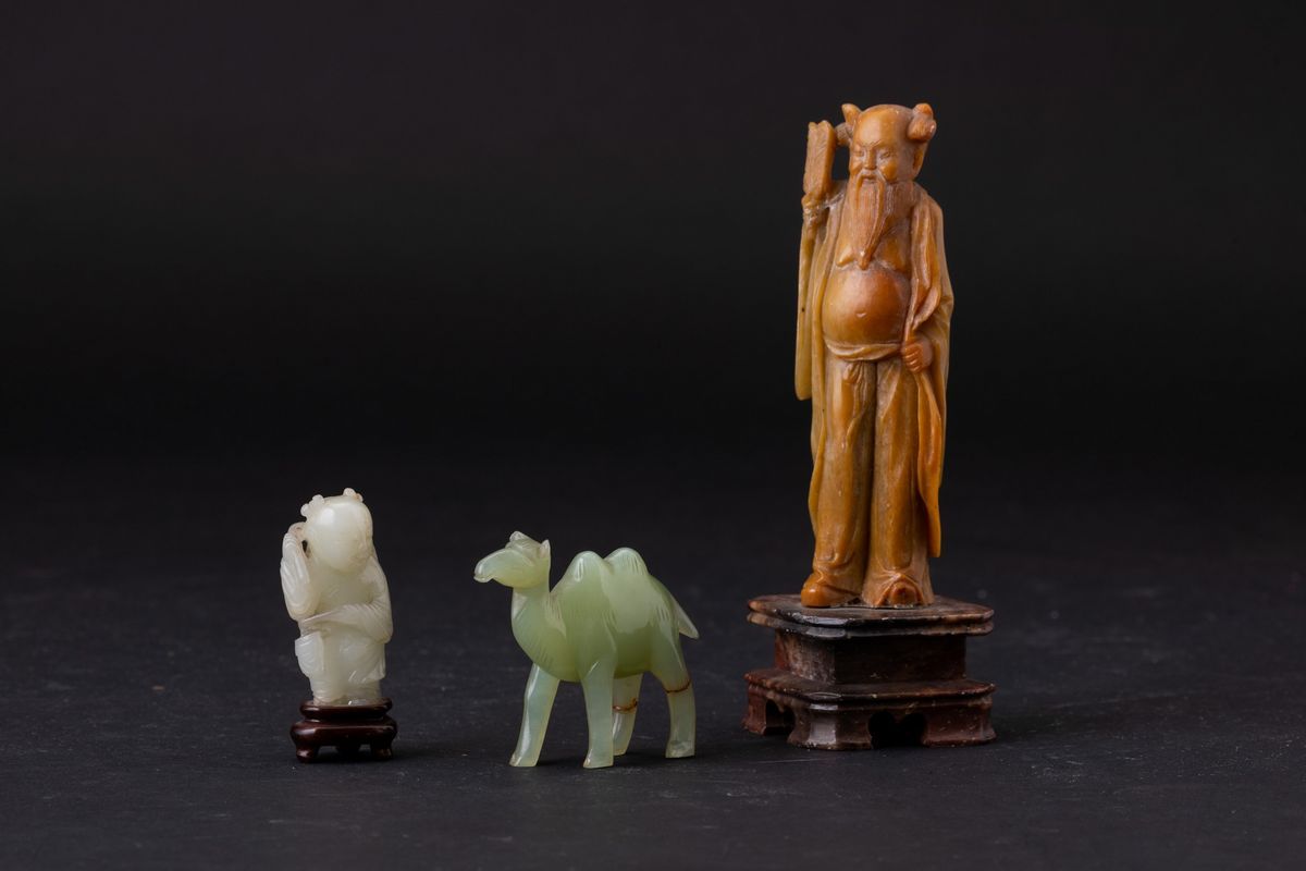 Lotto Composto da una Figura di Saggio in Saponaria e una Figura di Cammello in Giada, Cina, XX S...