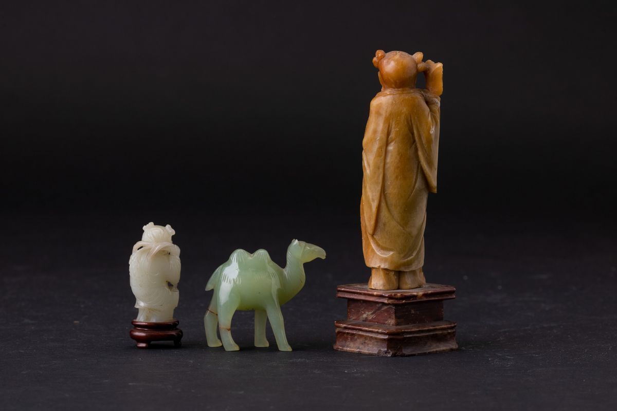 Lotto Composto da una Figura di Saggio in Saponaria e una Figura di Cammello in Giada, Cina, XX S...
