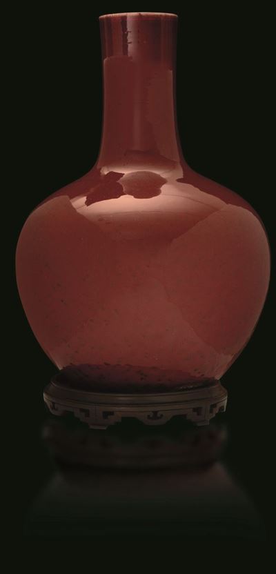Vaso Tianqiuping in Porcellana Monocroma Color Sangue di Bue, Cina, Dinastia Qing, XIX Secolo