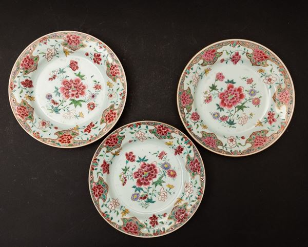 Tre piatti in porcellana Famiglia Rosa con decoro di peonie in fiore, Cina, Dinastia Qing, epoca Qianlong (1736-1796)